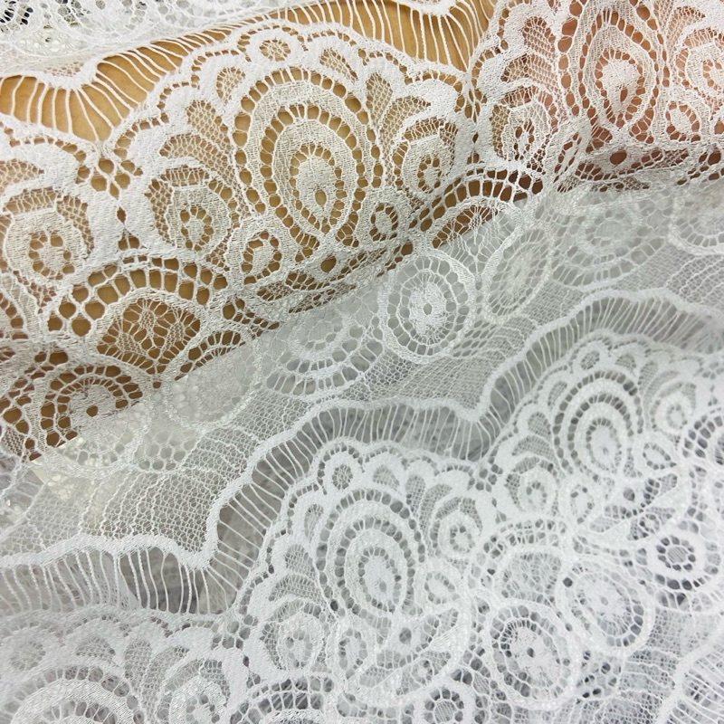 Tecido Renda Leve Floral Branca/ Off White/Preto Metro 1,50m de Largura