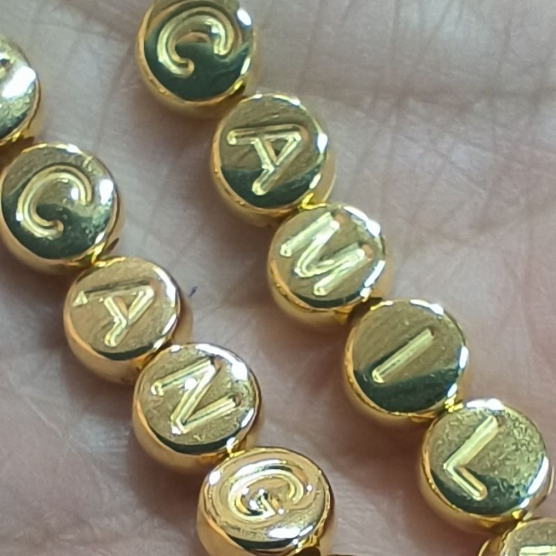 Miçangas de Letras Dourada TIPO PREMIUM REDONDA 100/ 200/ 300Ps p fazer ulseira Tamanho 7mm Artesanato DIY em Oferta na Shopee