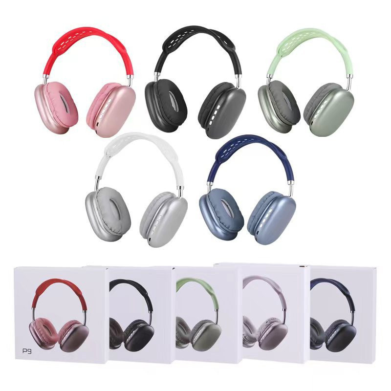 Conjunto de cinco fones de ouvido Bluetooth modelo P9 em diferentes cores, dispostos acima de suas respectivas embalagens individuais.