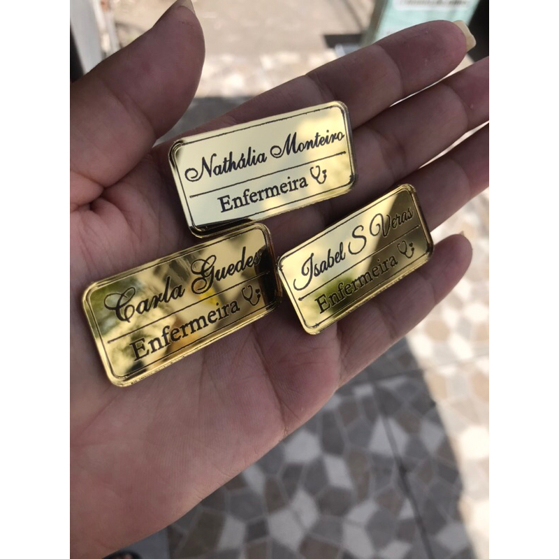 Broche/botton com alfinete Acrílico dourado letra preta personalizado em Oferta na Shopee