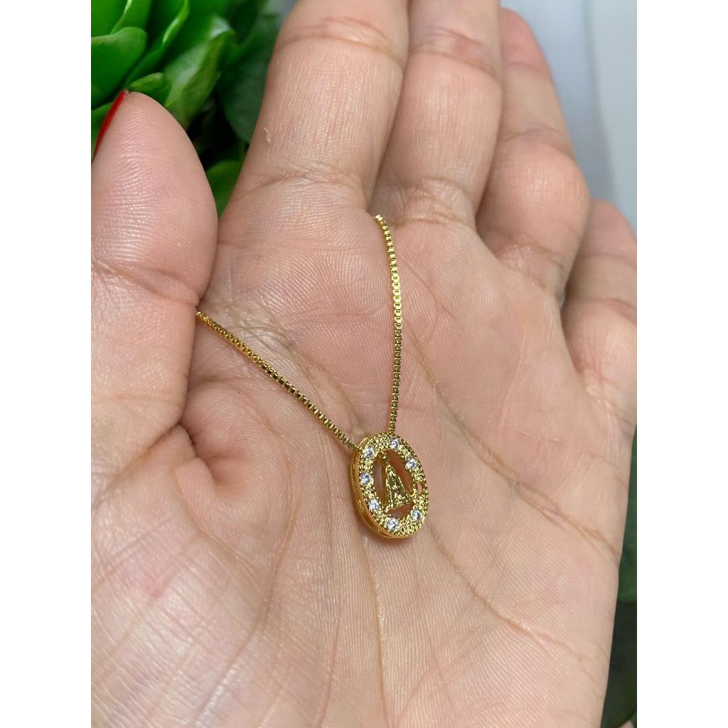Gargantilha Colar de Nossa Senhora Aparecida oval mini com strass azul folheada a ouro 18k