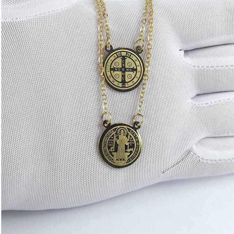 Colar Escapulário Religioso São Bento Escudo Cruz Sagrada e Imagem Aço Dourado