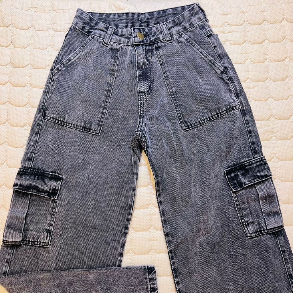 calça jeans cargo feminina larga folgada,entre dois modelos de bolso diferente,aleatório em Oferta na Shopee