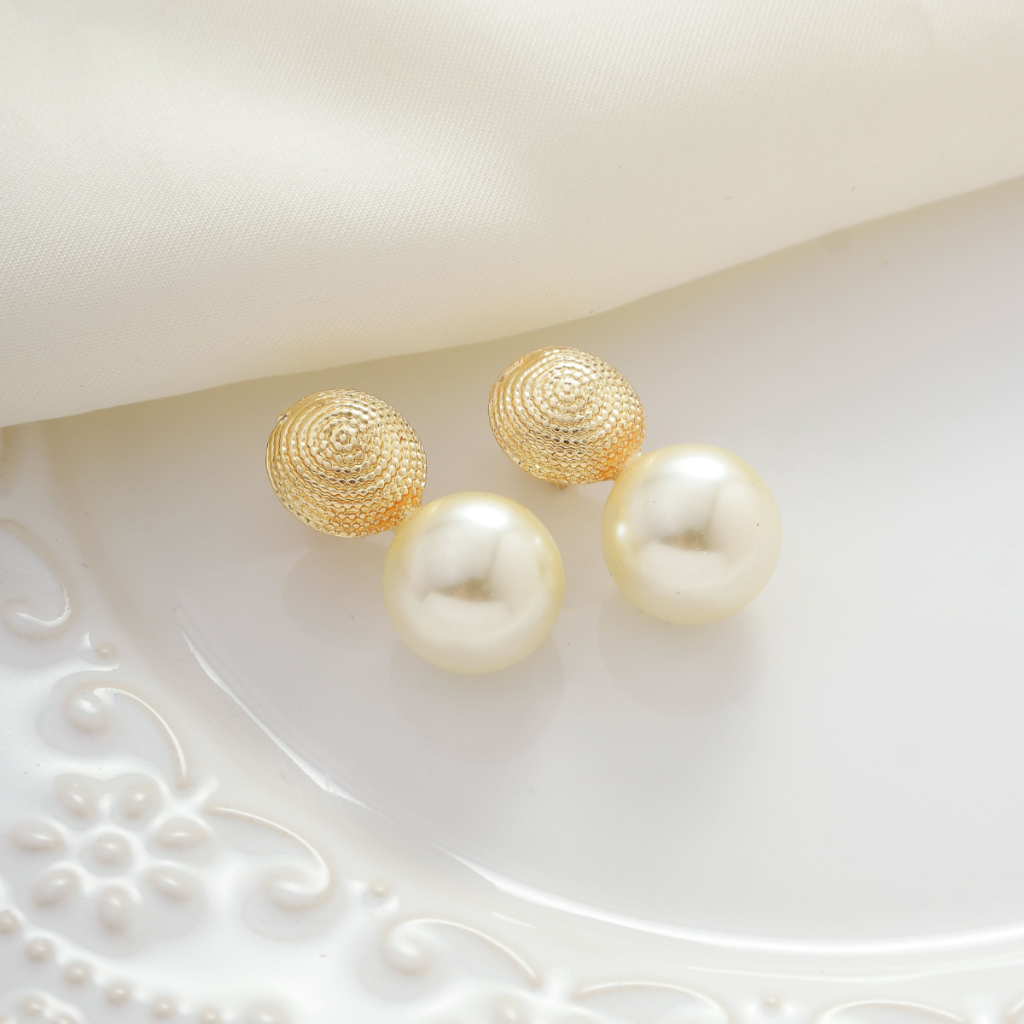 Brinco Feminino Elegante Luxo de Pérola Semi Jóias Banhado A Ouro Folheado 18k