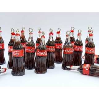 Pingente em resina garrafa de Coca 10/20 unidades. em Oferta na Shopee