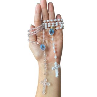 01 Unidade - Terço Católico personalizado de plástico de pescoço com abertura na medalha 37 cm em Oferta na Shopee