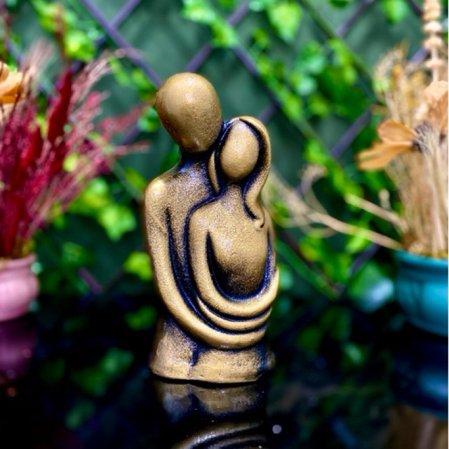 ESTATUETA CASAL ABRAÇADO MODERNO ELEGANTE DOURADO ENVELHECIDO LUXO DECORAÇÃO em Oferta na Shopee