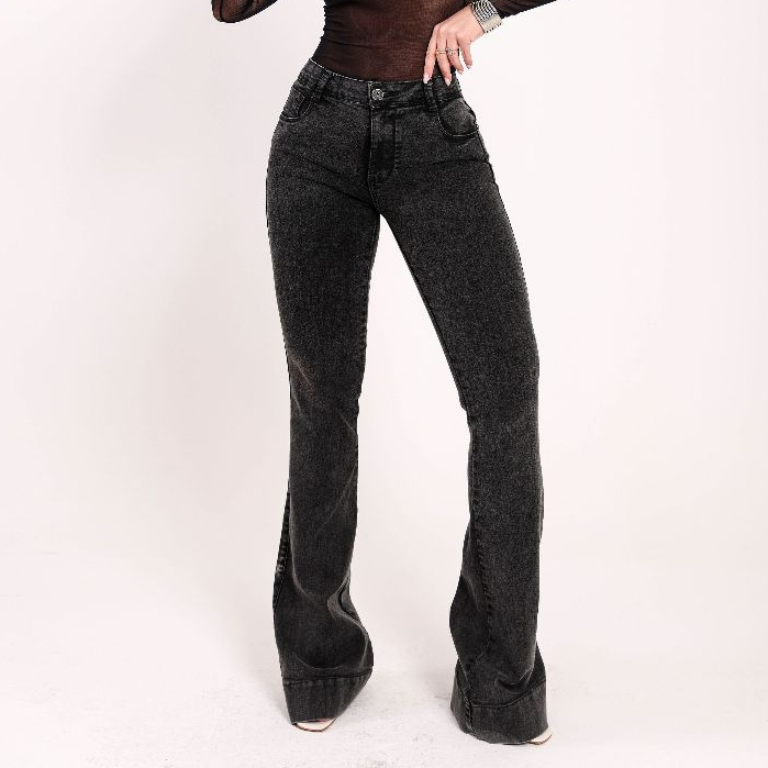 Calça Flare Jeans Feminino Com Lycra, Cintura Alta Detalhe De Barra Larga, Revesst Jeans.