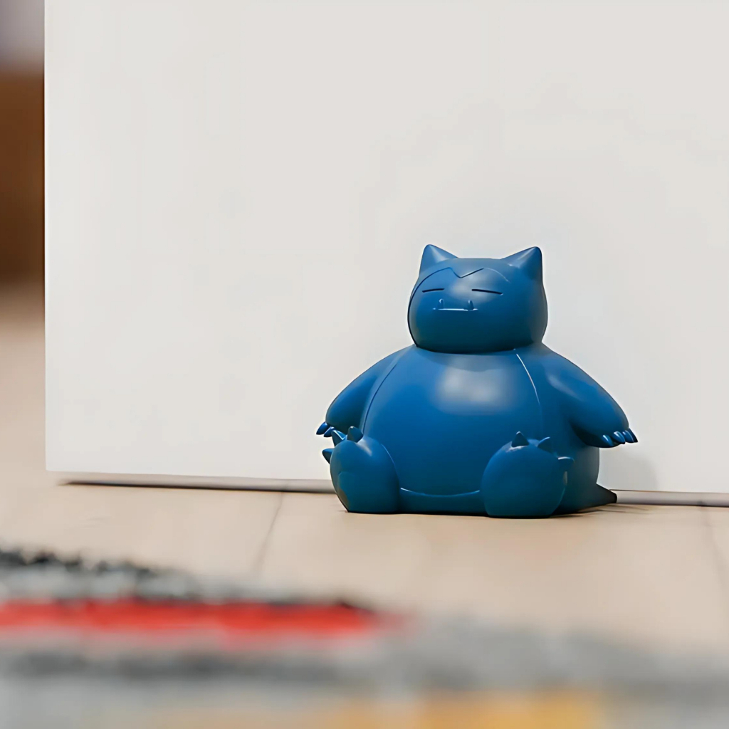 Traga um toque de diversão e personalidade ao seu lar com o Suporte Trava Porta Snorlax Pokémon! Este aparador de portas é mais do que um simples acessório funcional; é uma peça decorativa inspirada no icônico Pokémon Snorlax, perfeito para os fãs da fran
