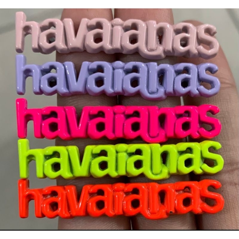 pingente placa nome havaianas pra chinelo( unidade) em Oferta na Shopee