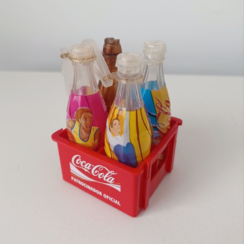 Mini engradado Coca-Cola com 4 garrafinhas de plástico colecionáveis Olimpíadas Atenas 2004