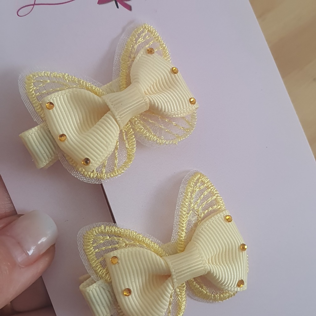 Parzinho Borboleta com lacinho colorido infantil, laço de menina, acessório menina, laco pequeno.. em Oferta na Shopee