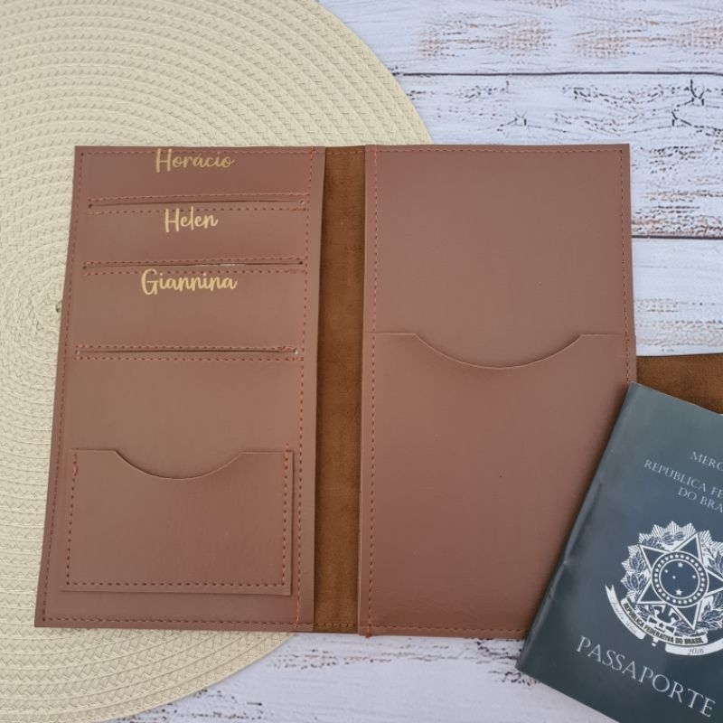 Imagem Capa Porta Passaporte Família para 3 passaportes - Personalizado com nomes ou iniciais.