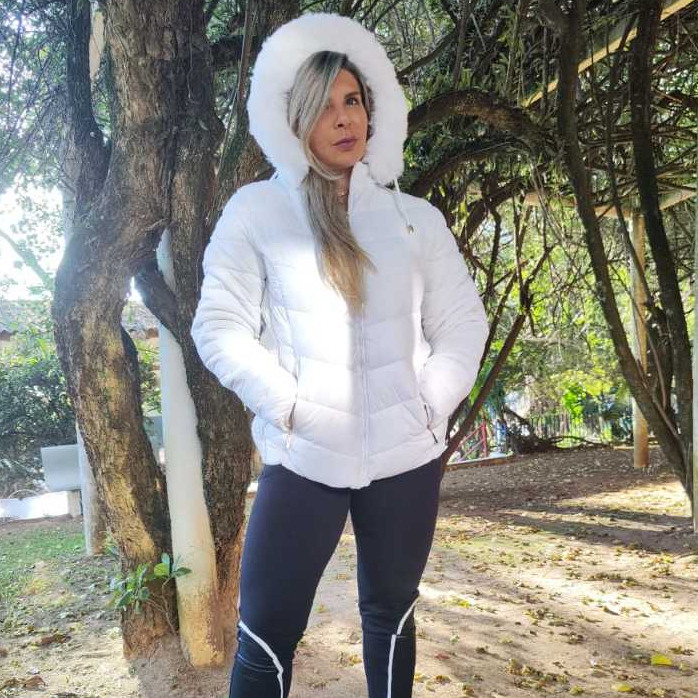 Jaqueta Parka Forrada Pelúcia Capuz Detalhe Lateral Casinha de Abelha Ziper Bolso Frontal Blogueira Gringa  Inverno
