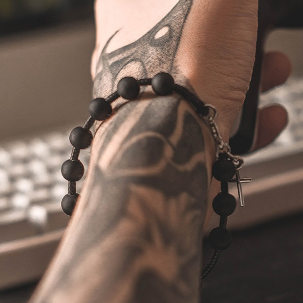 Pulseira Terço de Punho Masculina Feminina Pedra Preta Emborrachada Cruz Proteção