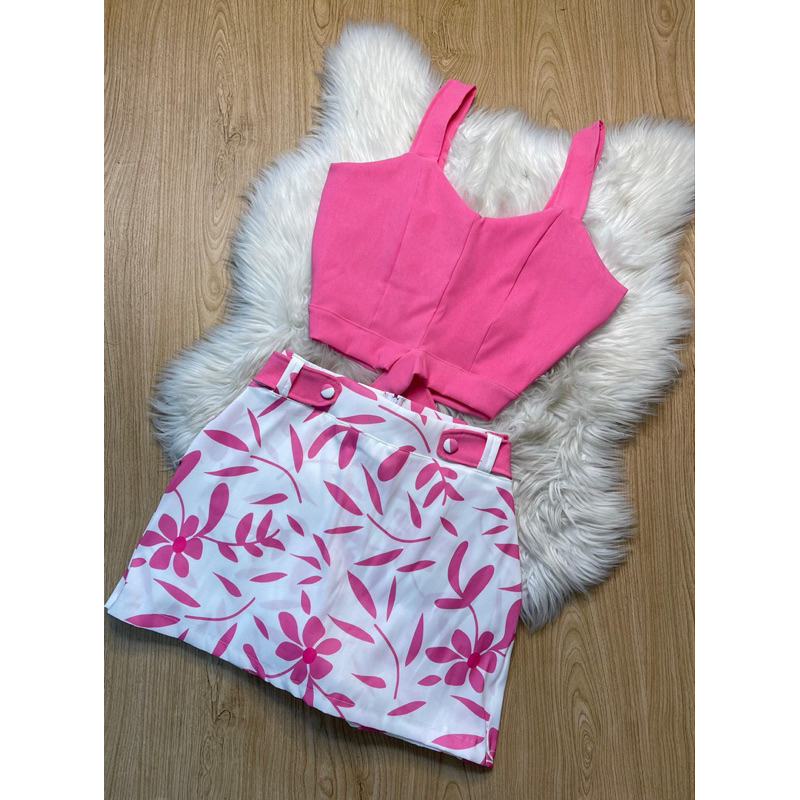 conjunto plus size cropped   detalhe shorts saia estampado farm