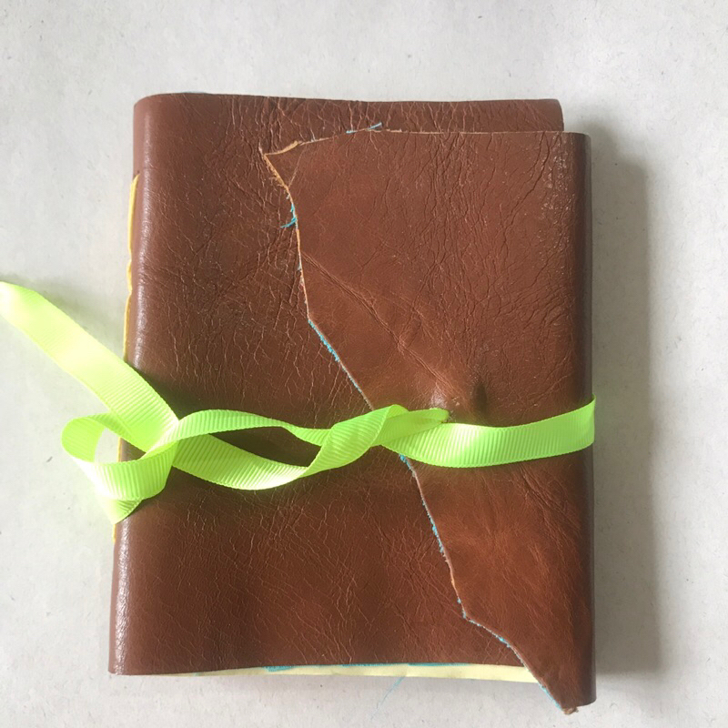 Caderno de Bolso em Couro Legítimo - Detalhes em Nuvens e Fita Verde Limão - Tamanho A6 cód. CAD143