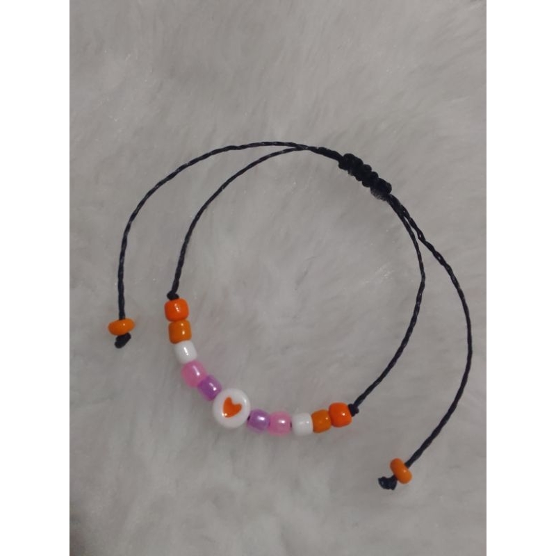 Pulseira bandeira Lésbica com macramê 🩷🧡🤍 em Oferta na Shopee