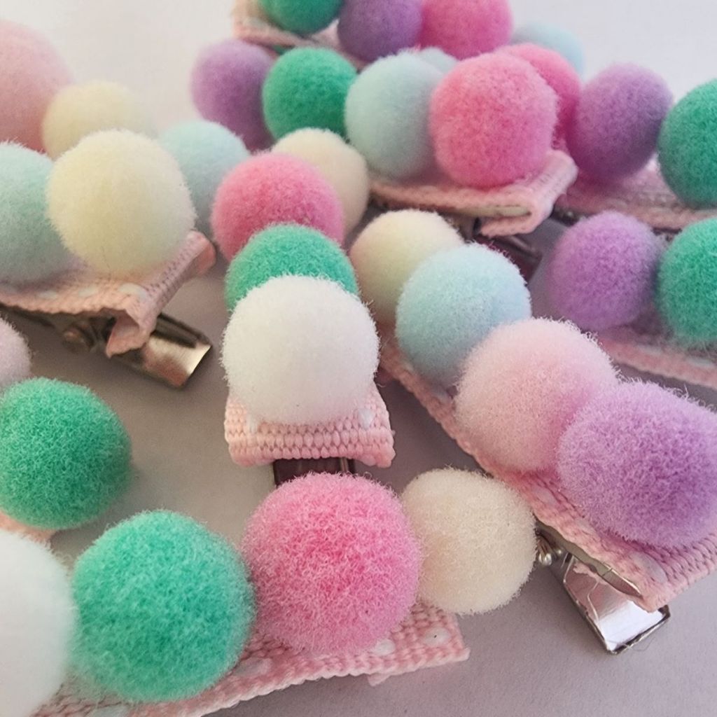 Kit Laço Pompom para Pet Presilha Bico de Pato Lacinho Pet Luxo para Cães Pelo Longo Acessório Pet Petshop Banho e Tosa