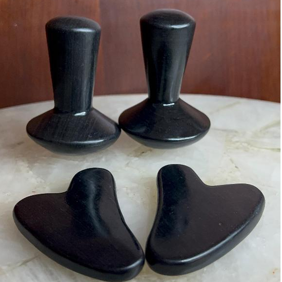 Kit Par de Massageadores Formato Cogumelo e Par de Gua Sha, em Pedra Vulcânica 100% Natural
