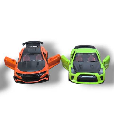 Modelo de carro esportivo Nissan Gtr R35 e Camaro Hornet brinca com portas abertas