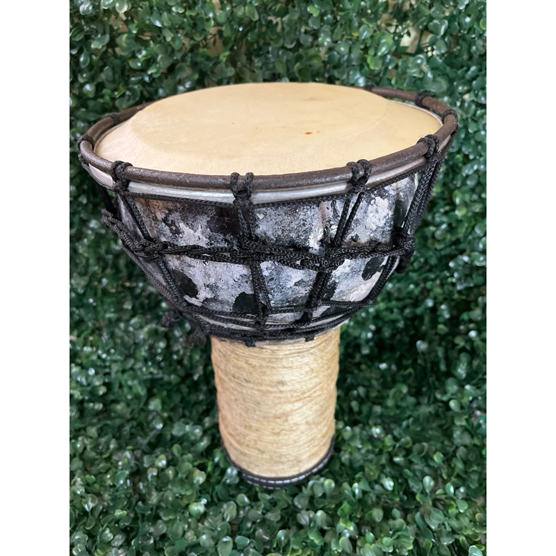 Djembê - Tambor de cabaça com com corda- instrumento musical