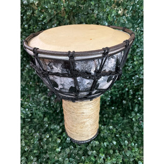 Djembê - Tambor de cabaça com com corda- instrumento musical