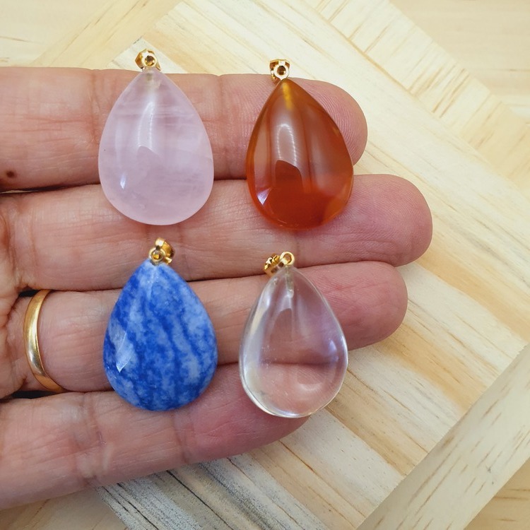 Pingente Dourado Gota em Pedra 18x25 mm Quartzo Natural