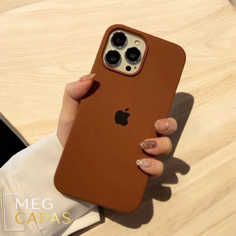 CAPA CASE SILICONE MARROM AVELUDADA ABERTA NA CÂMERA CAPINHA PARA IPHONE XR/11/12/13/14/15/16