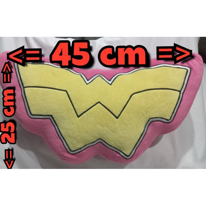 Pelucia Almofada Mulher Maravilha (Wonder Woman) Rosa com Logo.Almofada Mulher Maravilha Logo Símbolo Aveludada DC