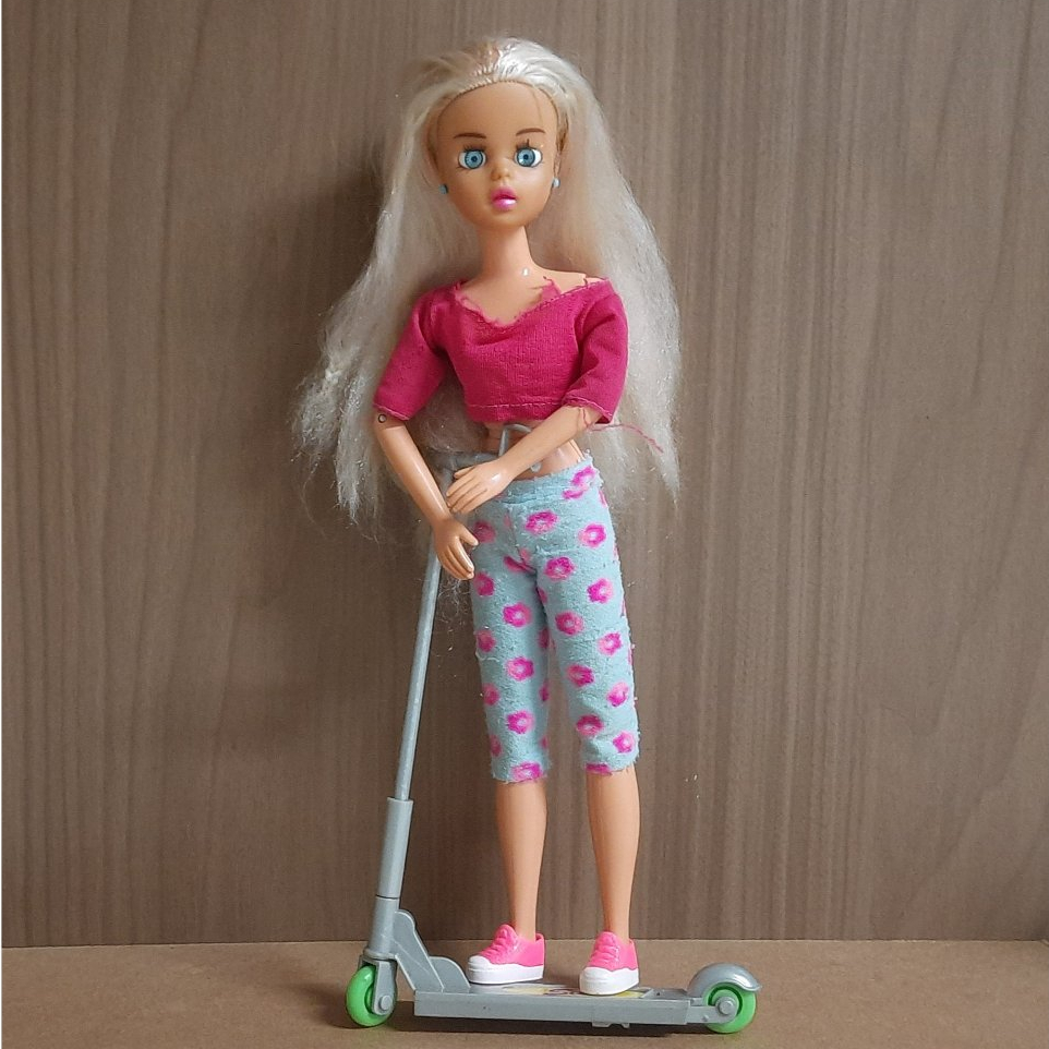 Boneca Susi Na Onda do Patinete 2001 Estrela Articulada - Leia a descrição -