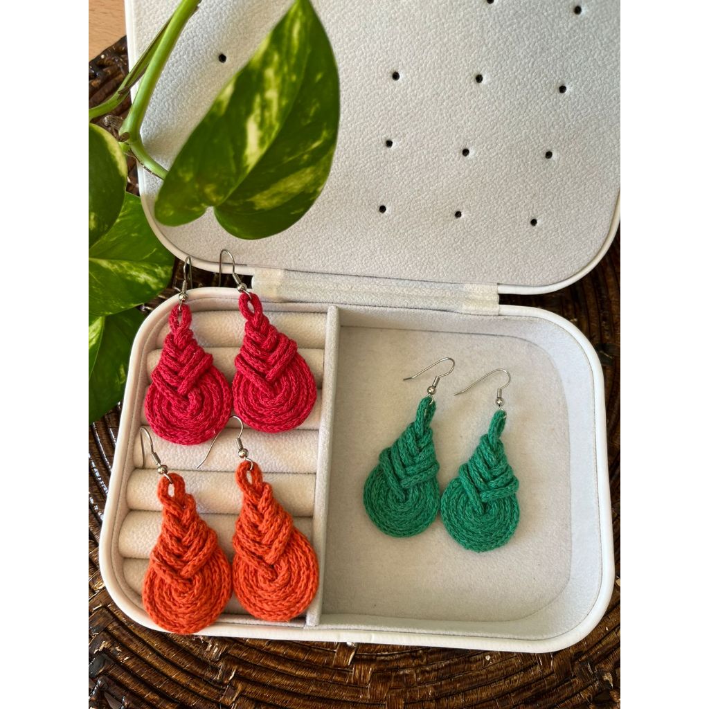 Brinco artesanal com macramê em Oferta na Shopee