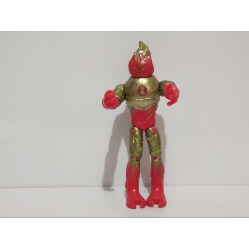 boneco Ben 10 figura e ação chama dourado usado.