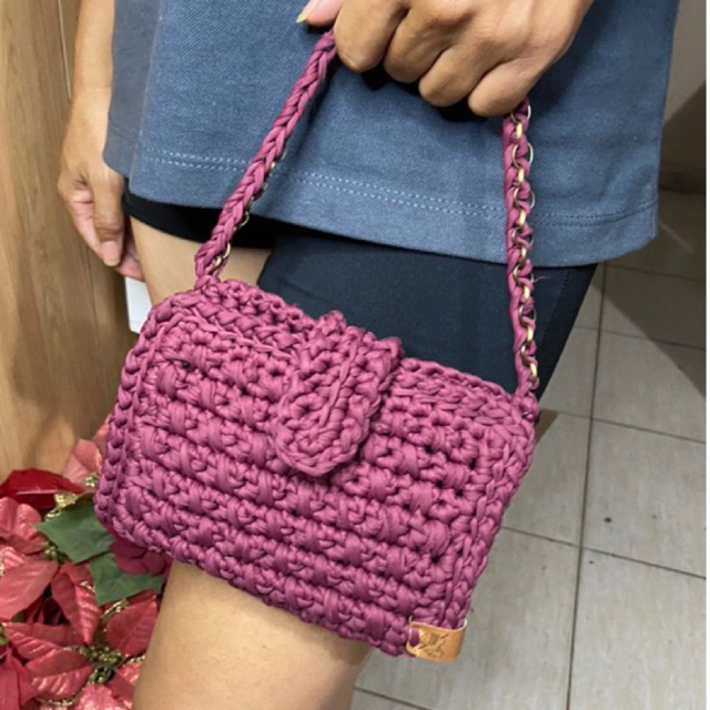 Bolsinha Carteira feminina com divisorias crochê/ clutch/ acessórios fio de malha com alça de mão luxo
