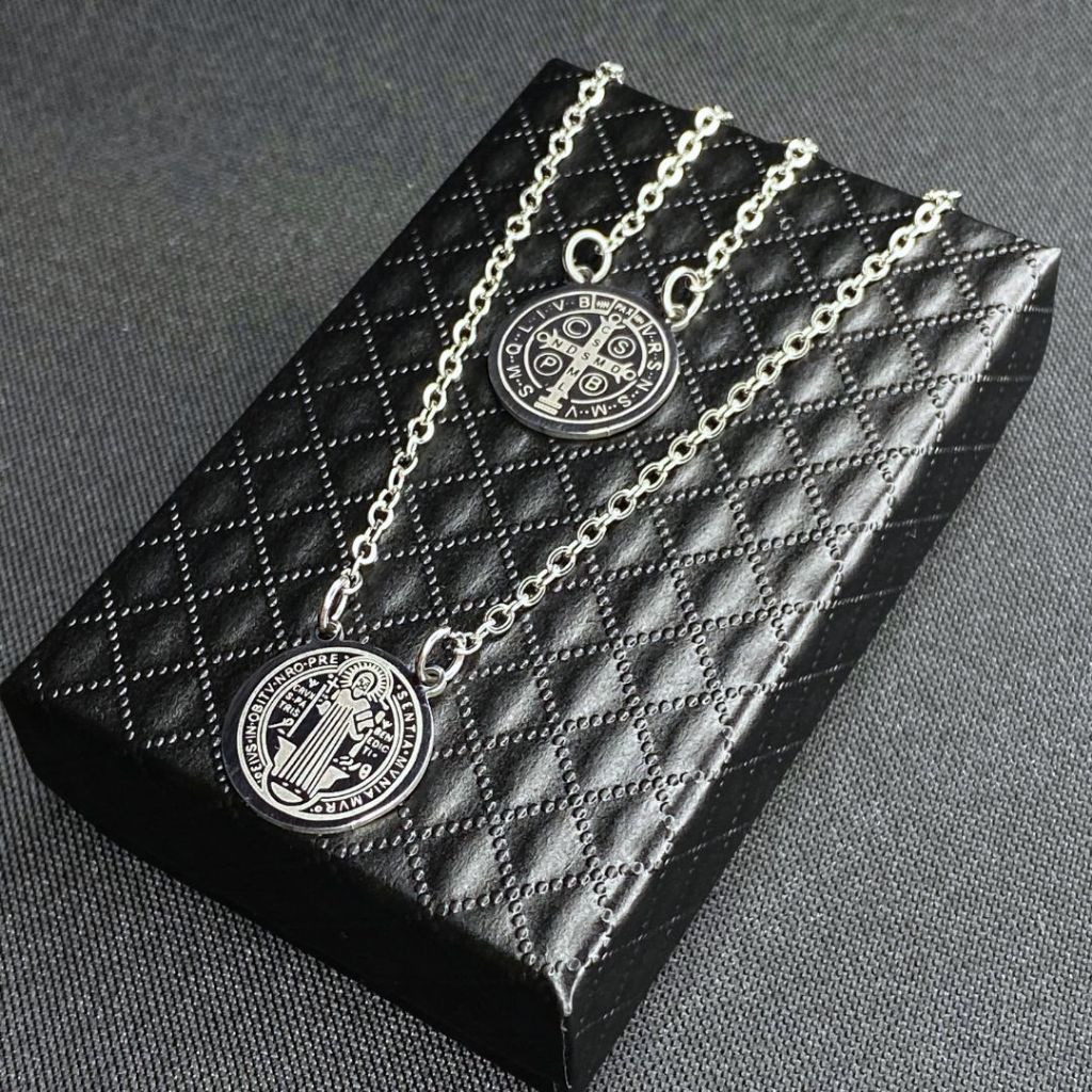 Colar Escapulário São Bento Para Presente Masculino Feminino em Aço Inox Não fica Preto Pode Molhar em Oferta na Shopee