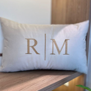 Almofada Personalizada INICIAL | INICIAL Casal Bordada (01 UNIDADE) 50x30 Com Enchimento Cama Posta em Oferta na Shopee