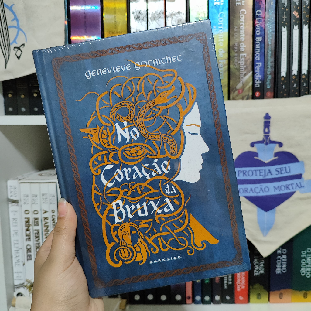 Livro Novo Capa Dura Darkside | No Coração da Bruxa - Genevieve Gornichec