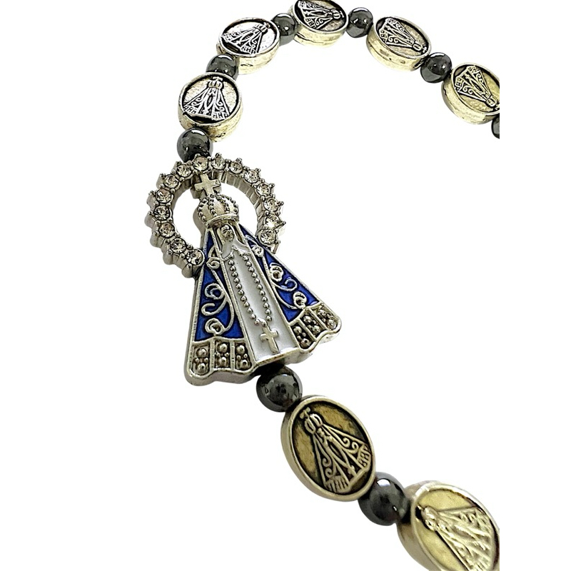 Pulseira de Nossa Senhora Aparecida com pedra de Hematita e medalhas de Nossa Senhora Aparecida (prata ou dourada).