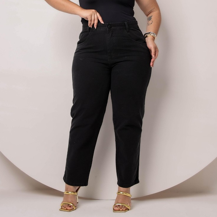 Calça Mom Jeans Plus SIze Preta Barra Feita Lisa Arrumada