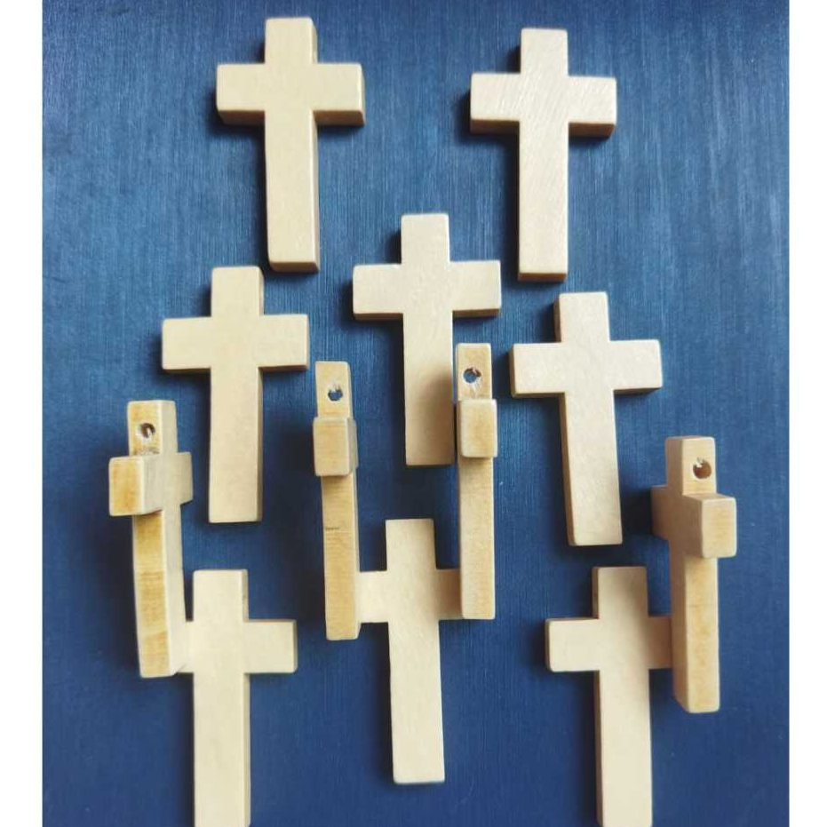 CRUZ DE MADEIRA 25x 40 mm -10 UNIDADES COM FURO PASSANTE. em Oferta na Shopee