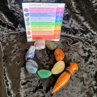KIT 7 CRISTAIS CHAKRAS E PENDULO DE MADEIRA COM CHUMBO em Oferta na Shopee
