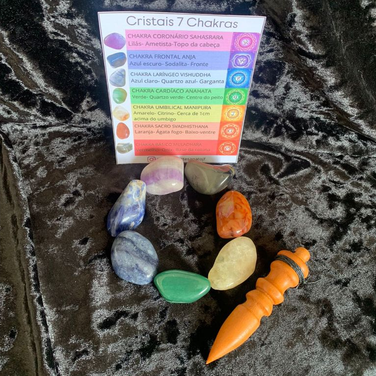 KIT 7 CRISTAIS CHAKRAS E PENDULO DE MADEIRA COM CHUMBO