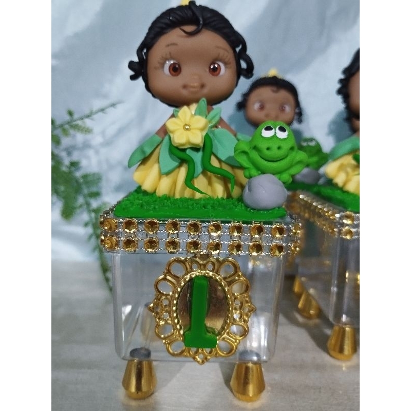caixinhas personalizadas de luxo  com aplique em biscuit tema Tiana/ lembrancinhas a princesa do sapo.