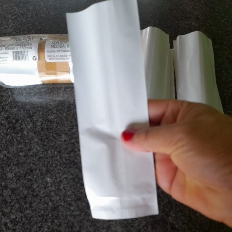 Saquinho para embalar picolé. Todo branco serve para qualquer sabor. Embalagem neutra pesa 200g contém 245 unidades