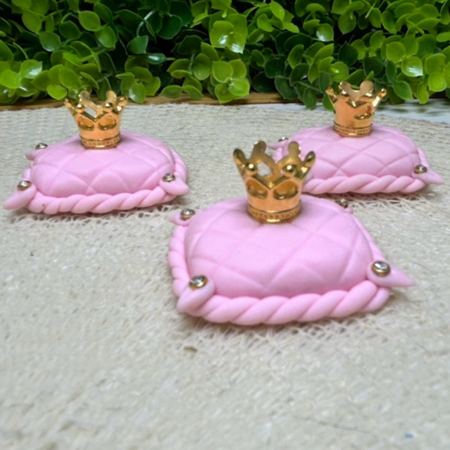 kit Apliques Personalizados  em Biscuit Almofada Coroa Realeza Menina Princesa para Lembrancinhas de Aniversário