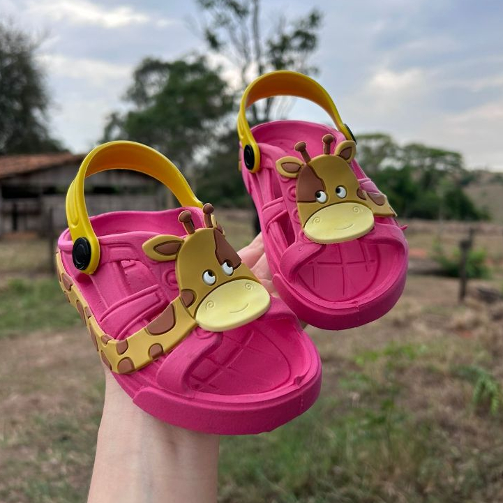 Sandália Infantil Menina Girafinha Papete Feminina Confortável Macia e Leve Girafa Personagem