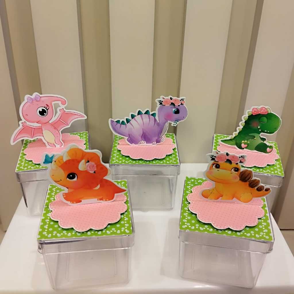 Caixinha Acrílica com Aplique para lembrancinhas - Caixinha Acrílica Personalizadas - Dino Baby Menina - Qualquer TEMA
