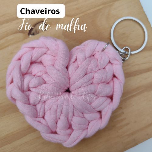 Chaveiro coração crochê personalizado em fio de malha lembrança de maternidade batizado