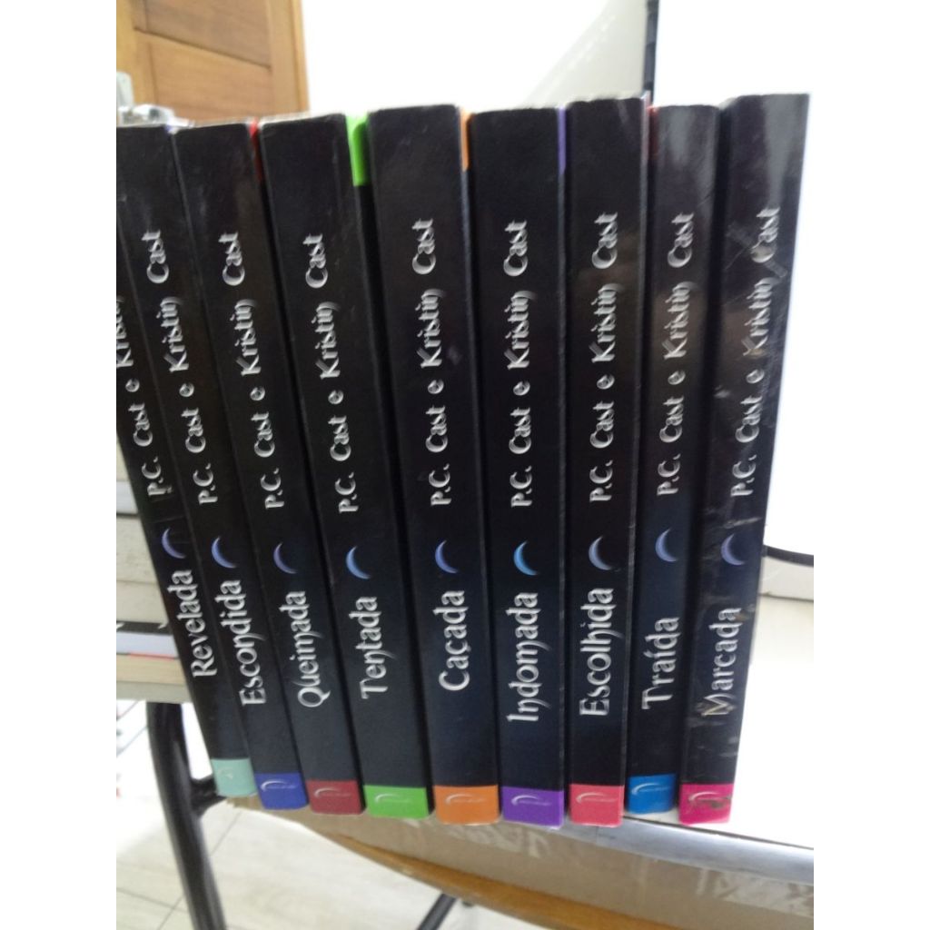 Livros Série House Of Night P. C. Cast Marcada / Traída / Escolhida / Caçada / Tentada / Queimada / Revelada / Escondida