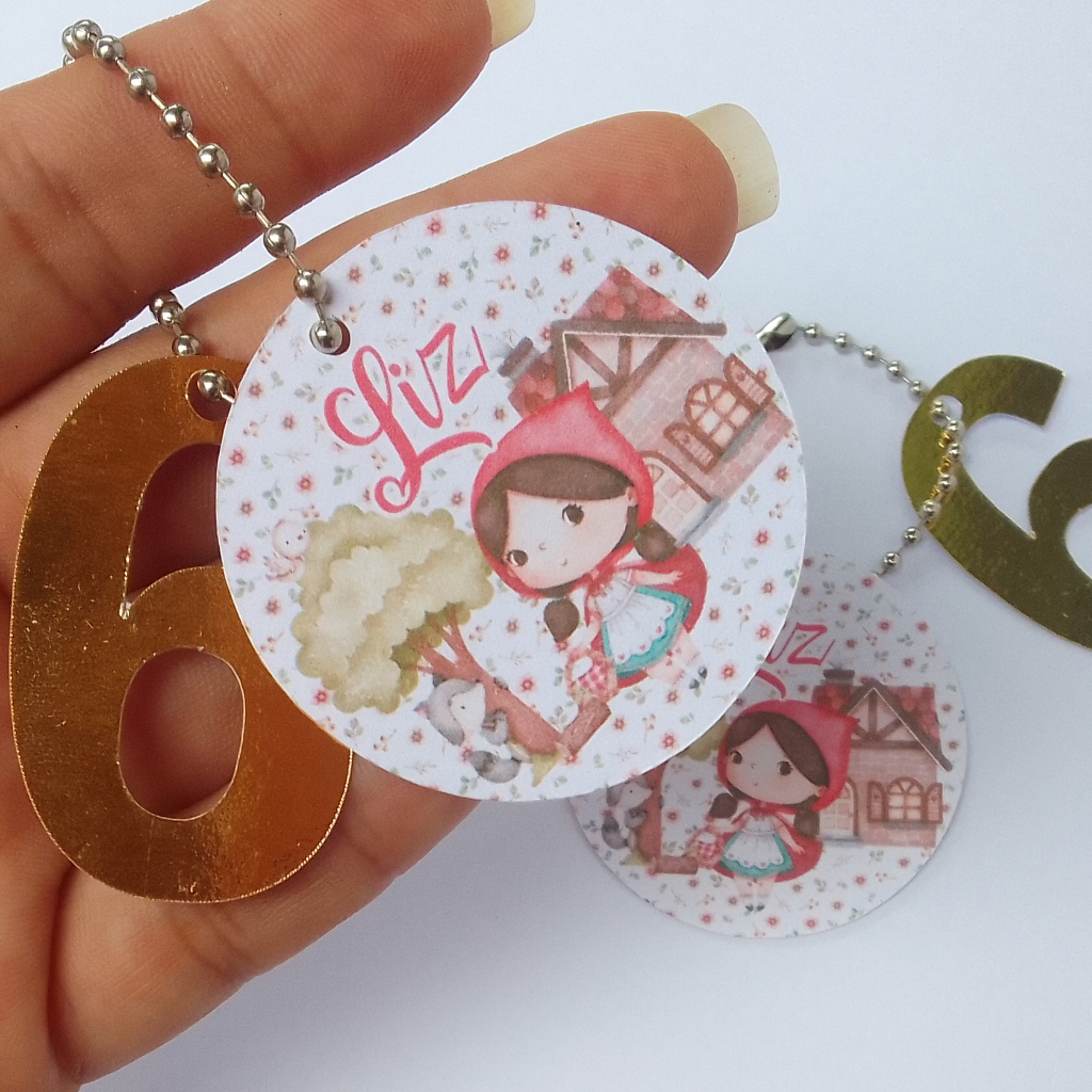 Kit 20 Unid. ,Tags para Personalizados com correntinha e número em lamicote  Chapeuzinho Vermelho